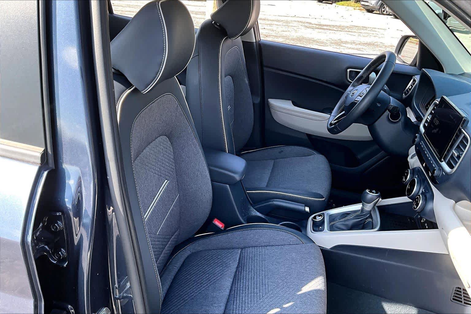 Used 2024 Hyundai Venue Limited FWD image 9