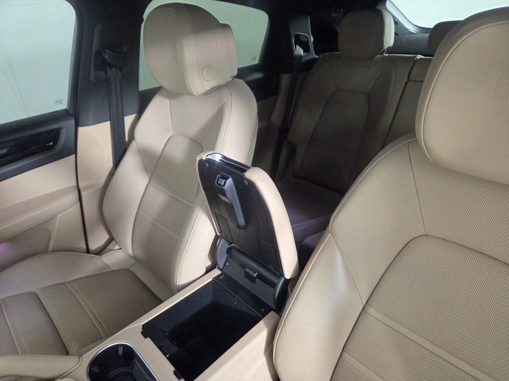 Used 2023 Porsche Cayenne Platinum Edition image 23