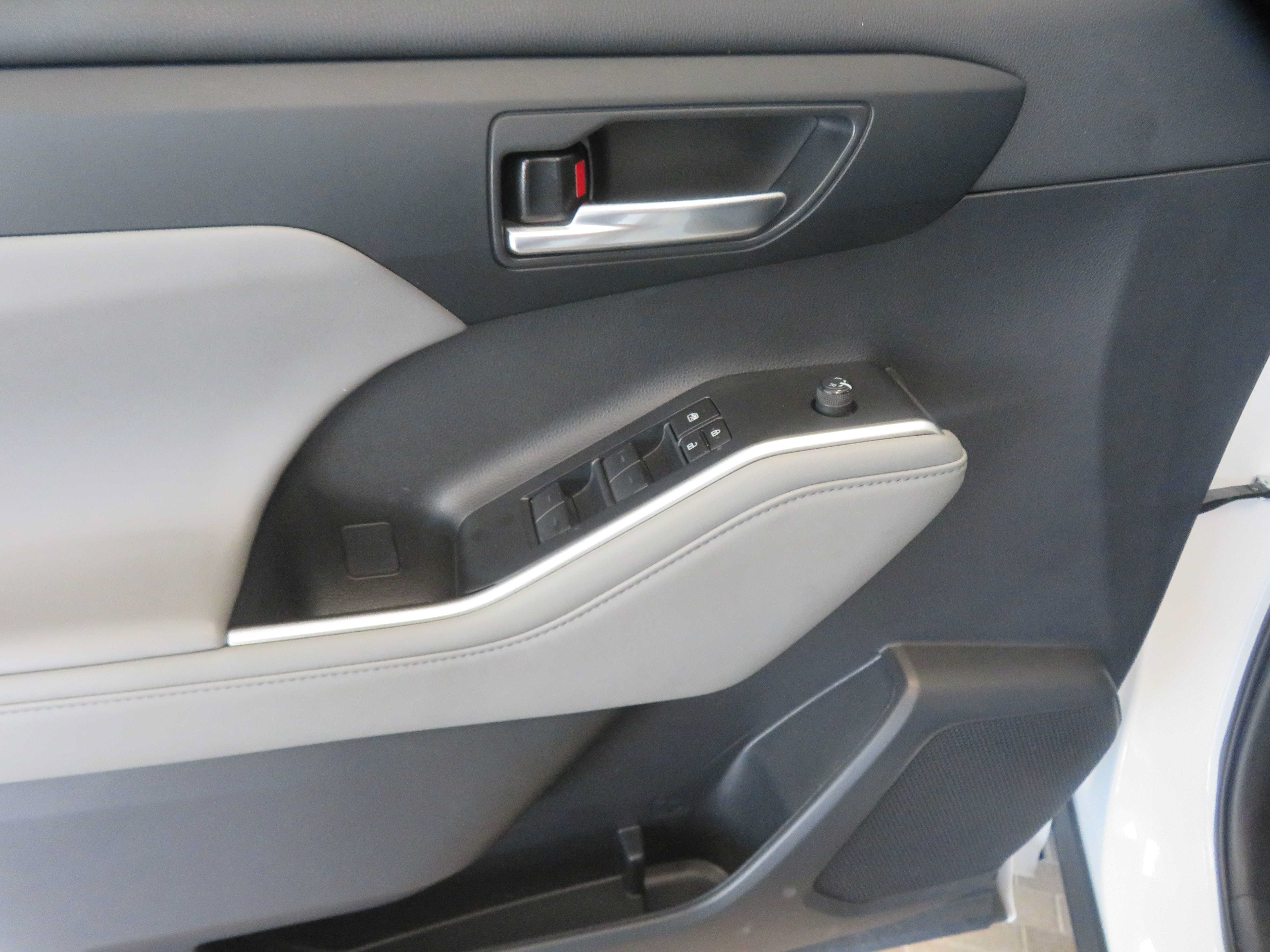 Used 2023 Toyota Highlander XLE FWD image 14