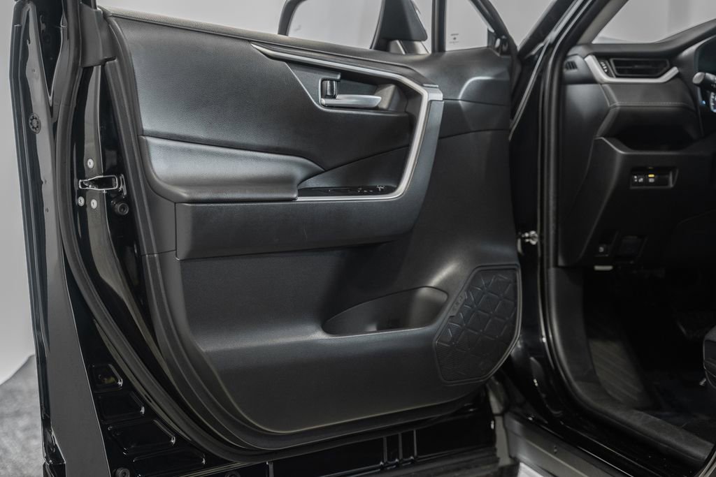 Used 2025 Toyota RAV4 XLE image 32