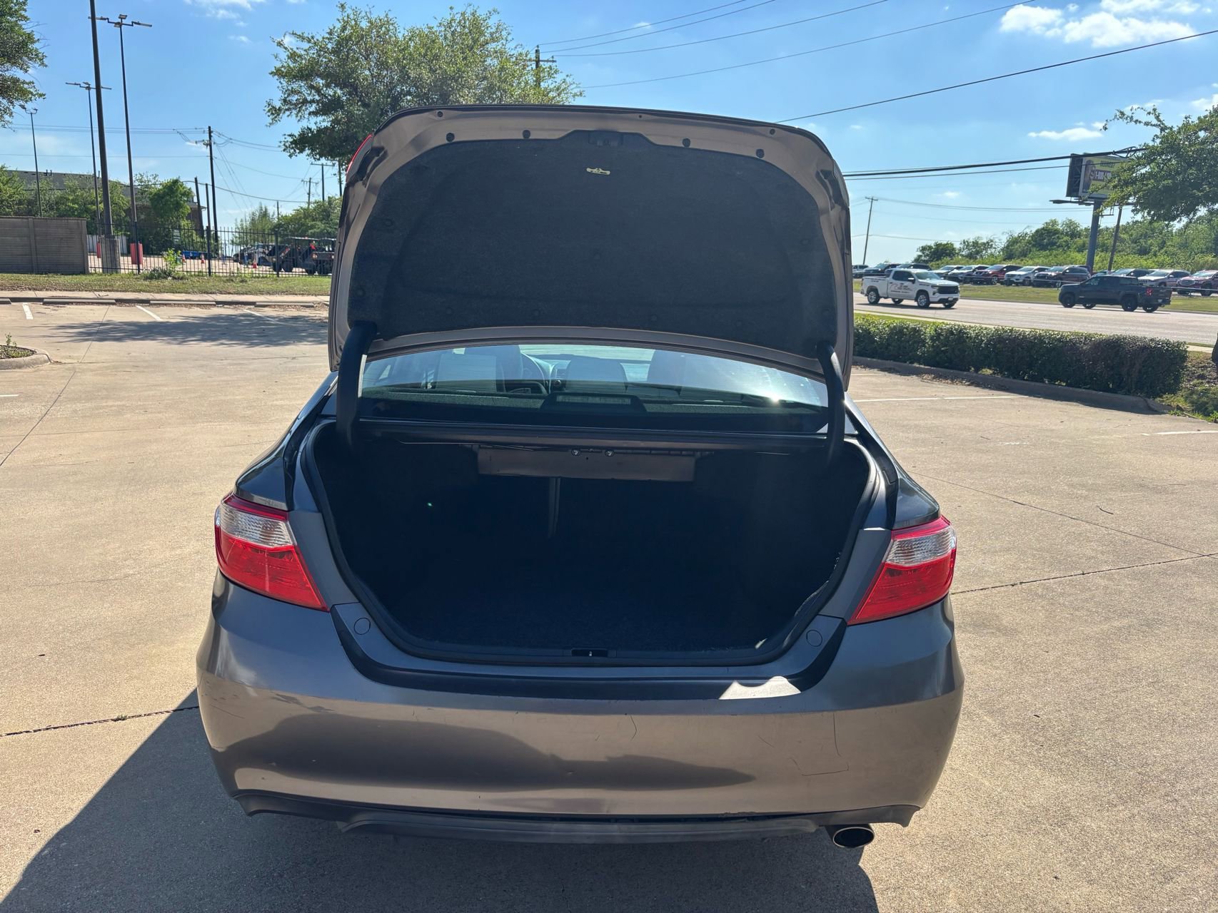 Used 2016 Toyota Camry SE image 7