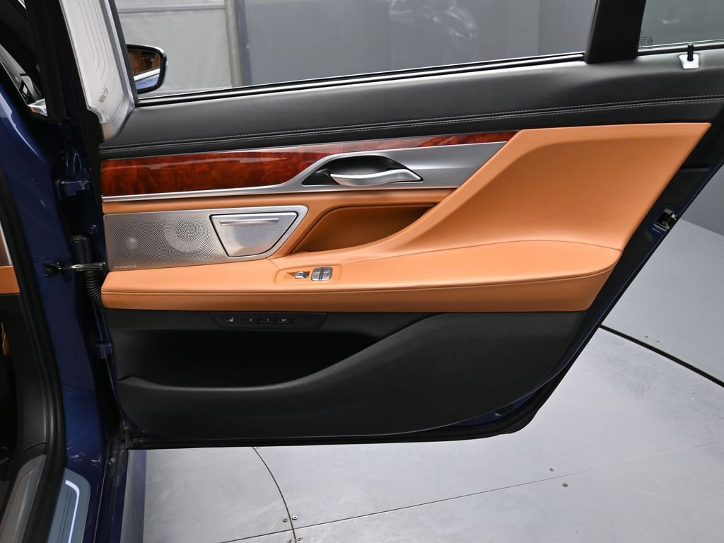 Used 2022 BMW ALPINA B7 xDrive w/ Luxury Rear Seating Package AWD/4WD image 31