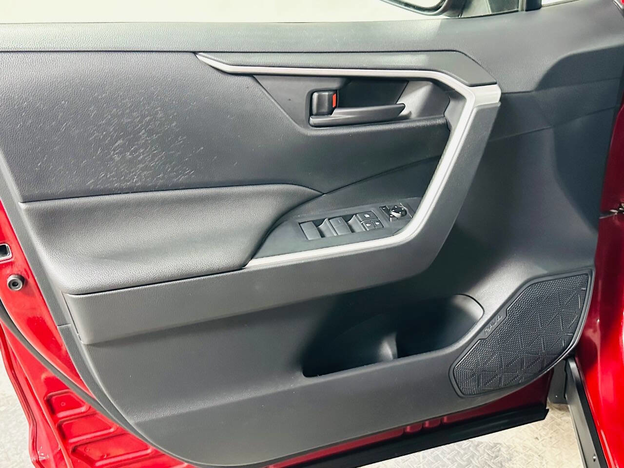 Used 2019 Toyota RAV4 LE w/ Carpet Mat Package AWD/4WD image 27
