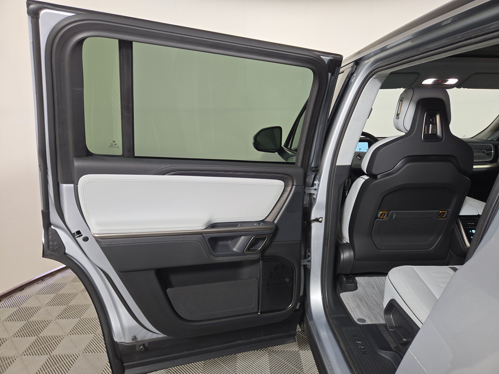 Used 2024 Rivian R1S Adventure AWD/4WD image 17