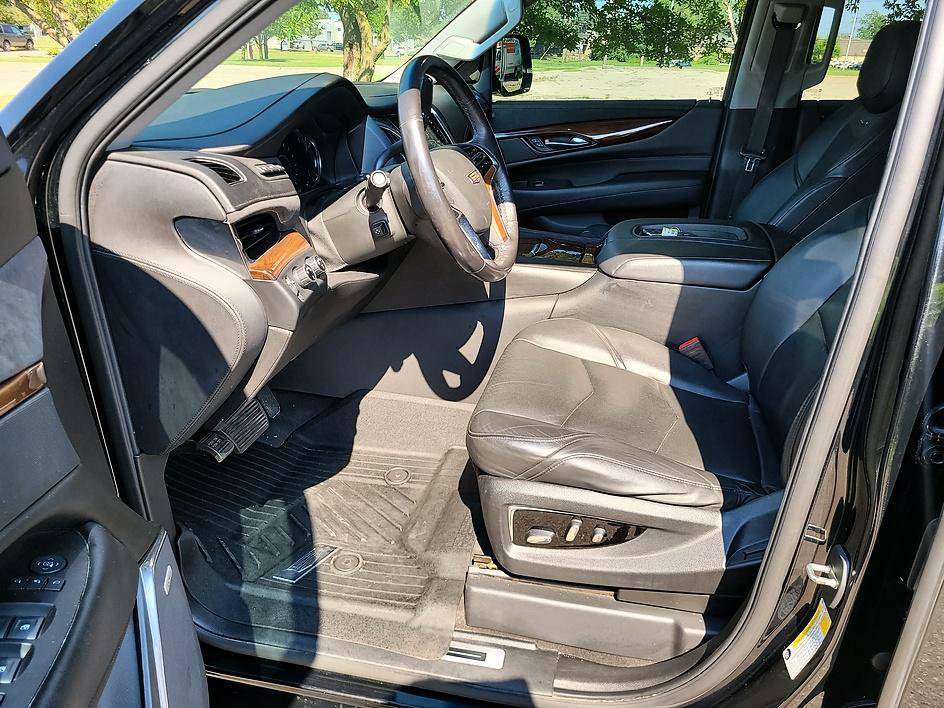 Used 2020 Cadillac Escalade Luxury w/ Escalade Sport Edition AWD/4WD image 22