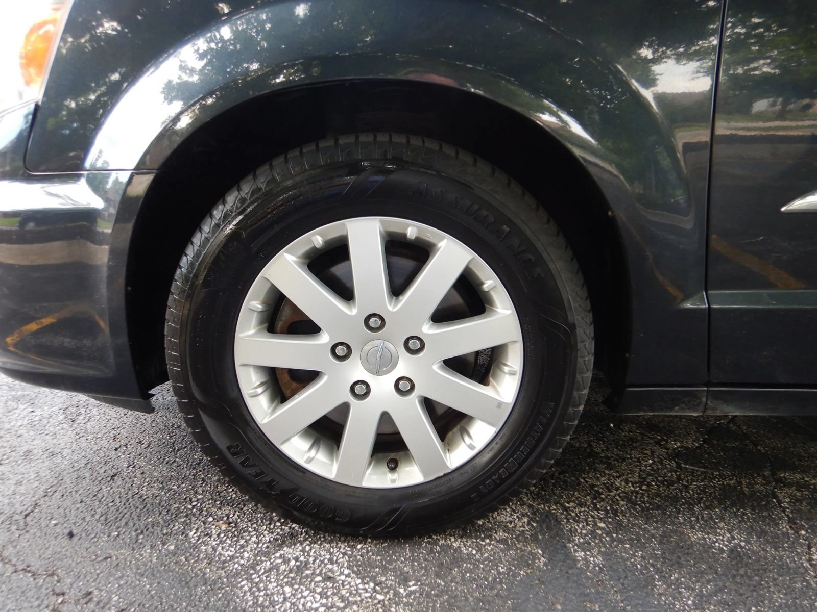 Used 2014 Chrysler Town & Country Touring FWD image 24
