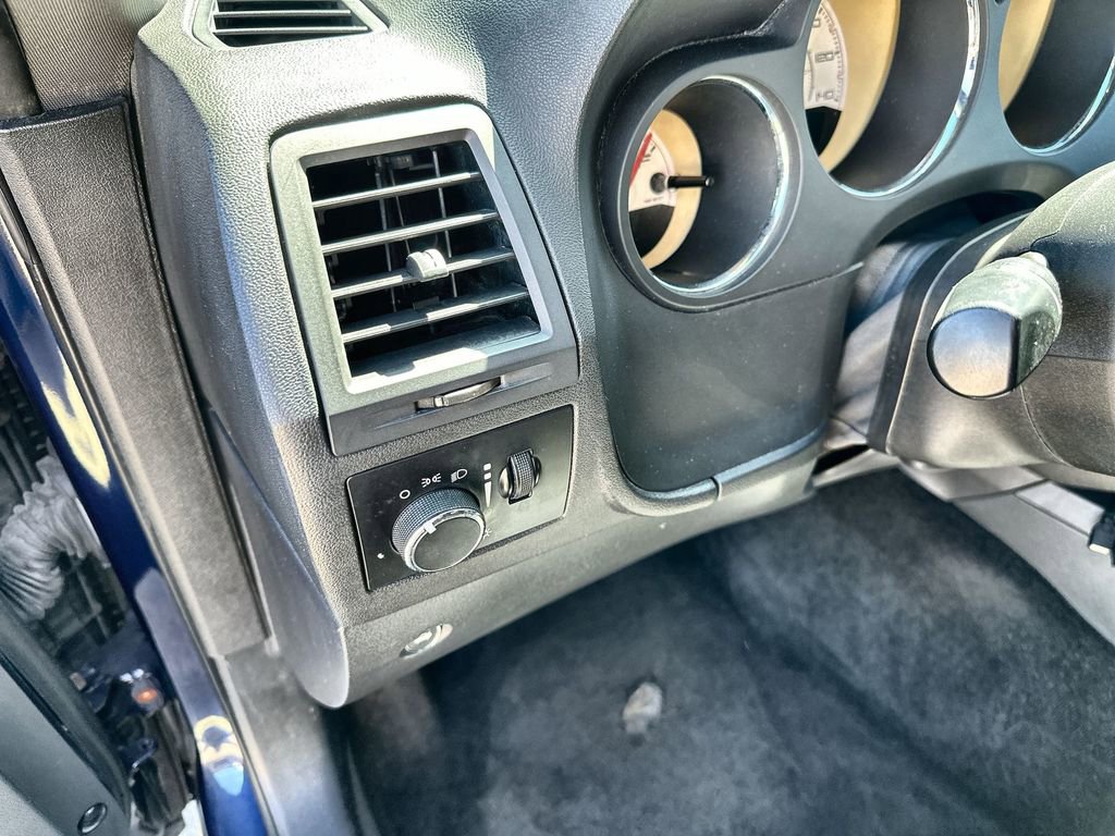 Used 2014 Dodge Challenger SXT image 15
