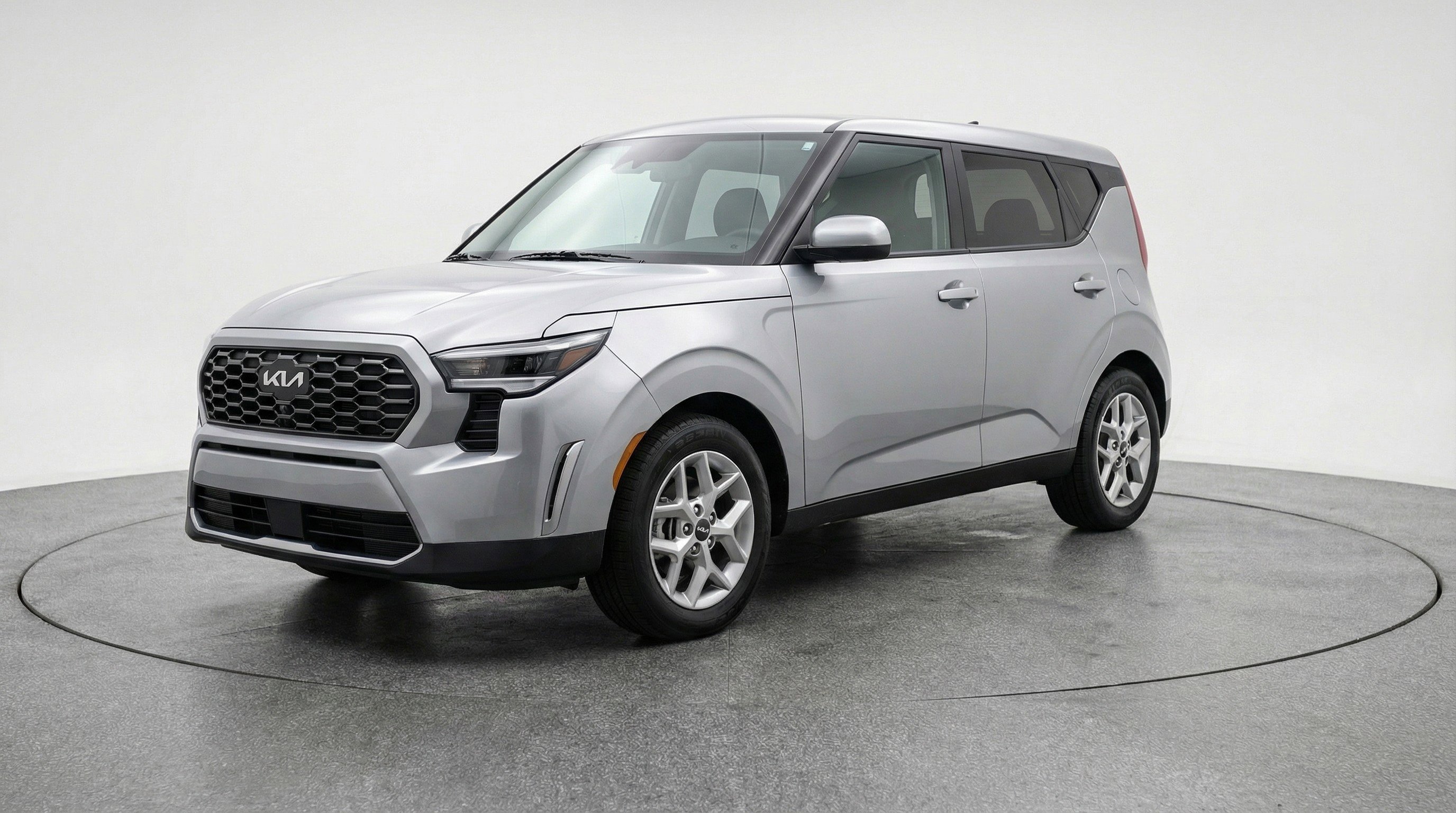 Used 2025 Kia Soul LX image 3