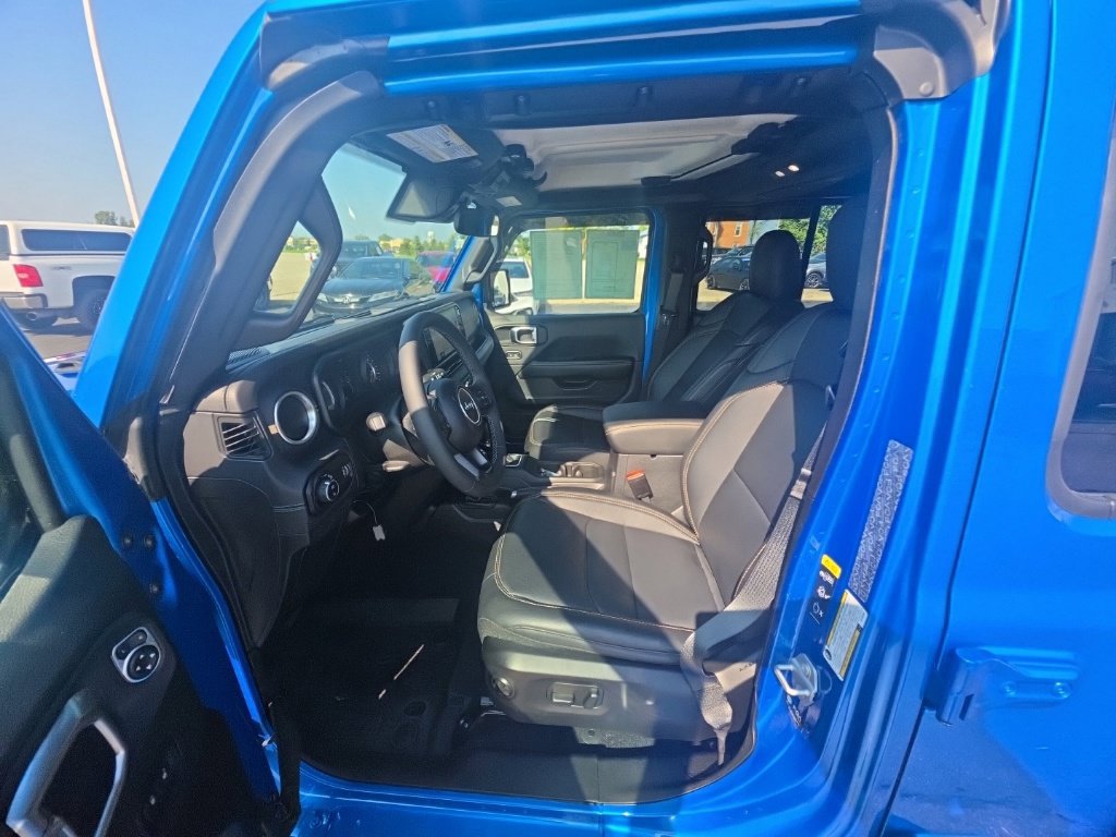 Used 2025 Jeep Gladiator Sport AWD/4WD image 14