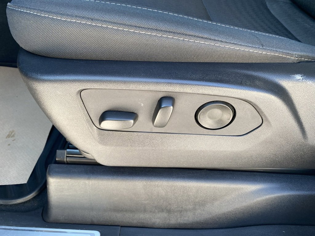 Used 2025 Chevrolet Silverado 2500 LT w/ Convenience Package image 11