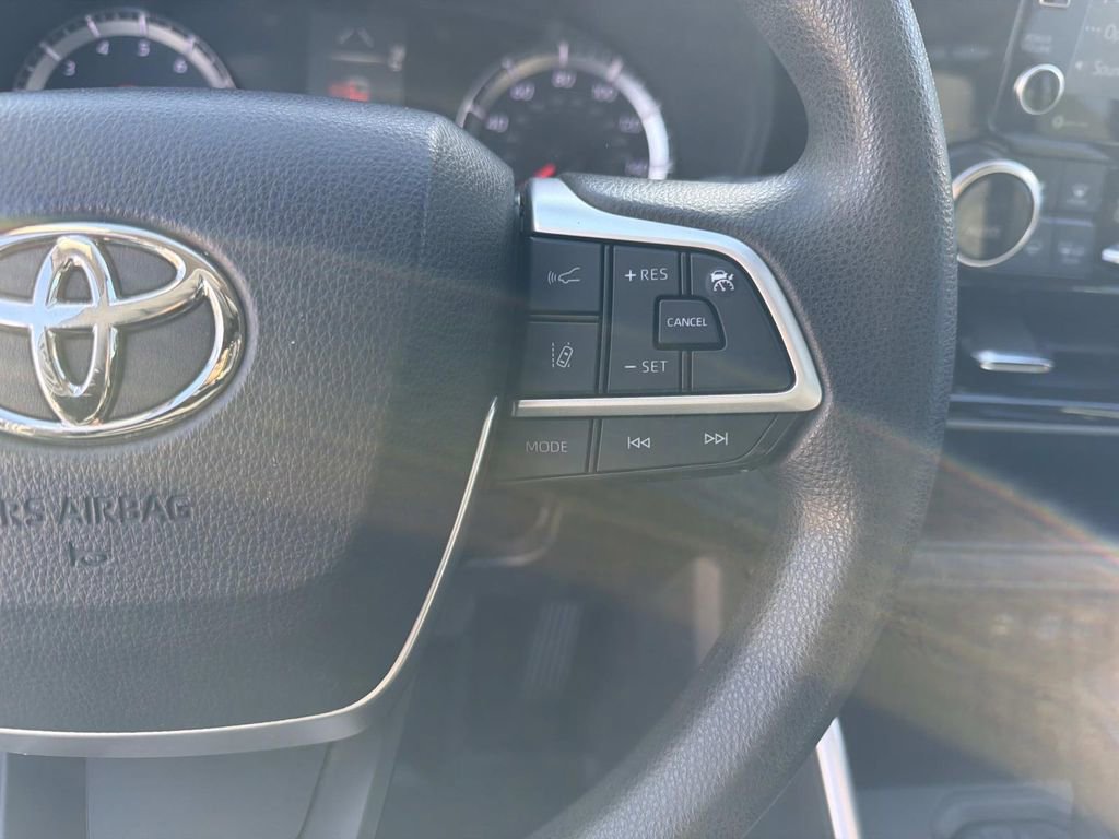 Used 2022 Toyota Highlander L image 27