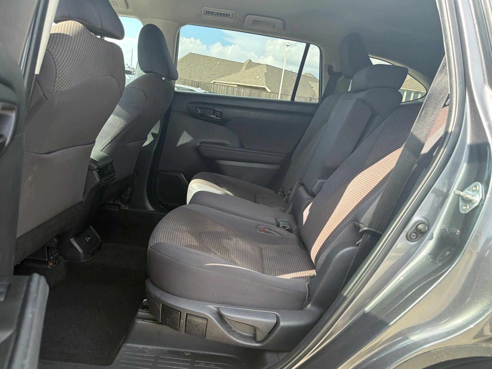 Used 2023 Toyota Highlander L FWD image 11