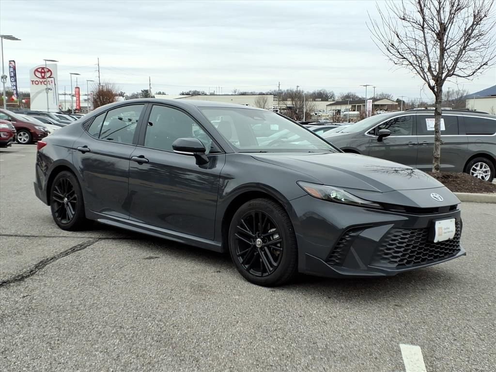 Used 2025 Toyota Camry SE image 2