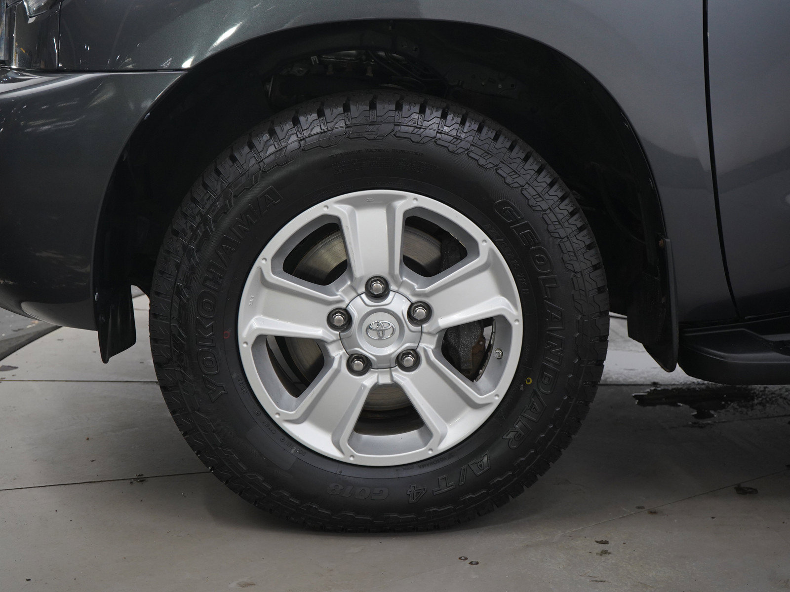 Used 2018 Toyota Sequoia SR5 AWD/4WD image 29