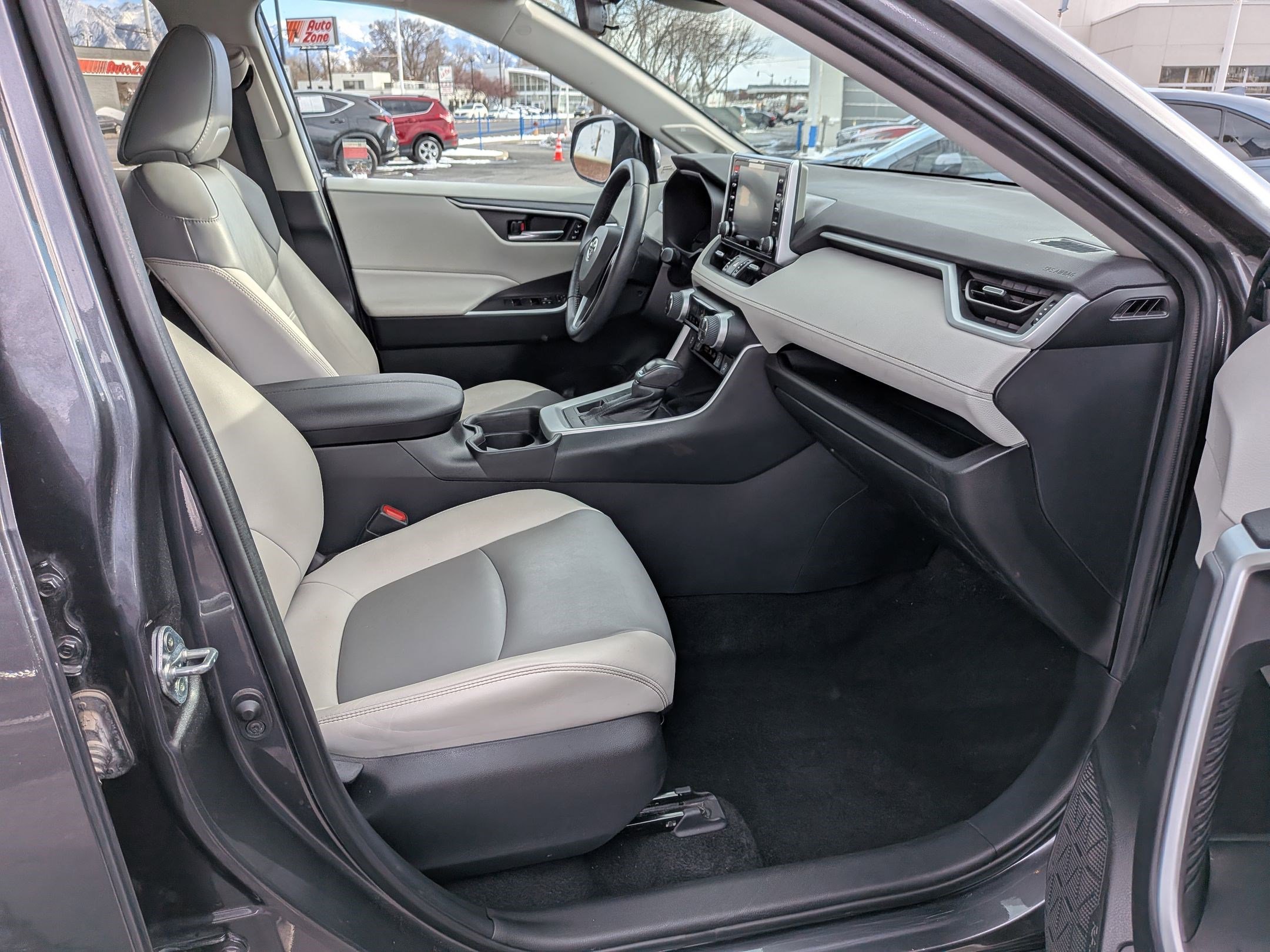 Used 2021 Toyota RAV4 XLE Premium image 32