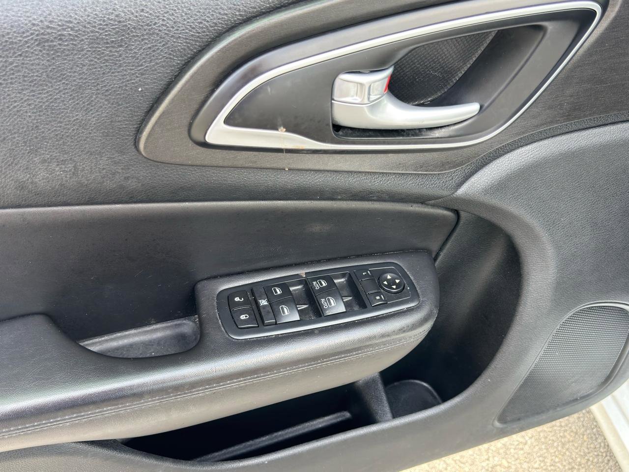 Used 2017 Chrysler 200 Limited Platinum image 12