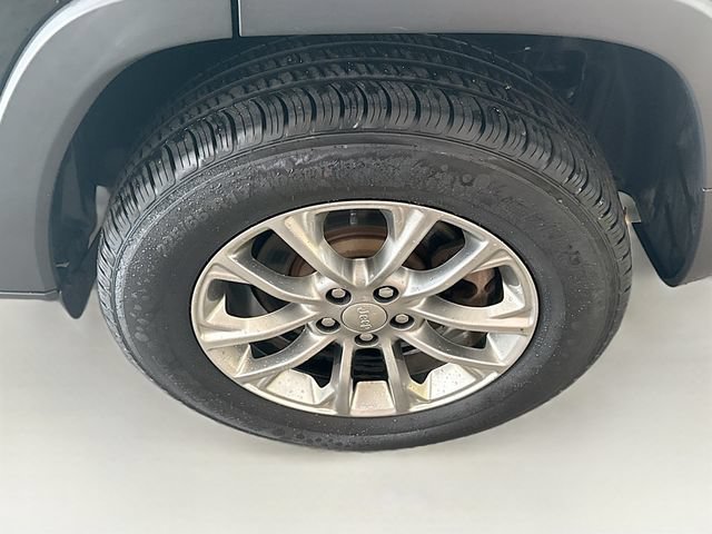 Used 2020 Jeep Cherokee Latitude Plus w/ Cold Weather Group AWD/4WD image 30