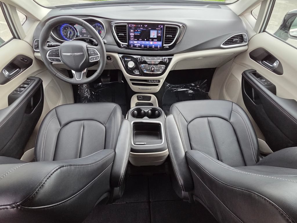 Used 2024 Chrysler Pacifica Touring-L FWD image 27