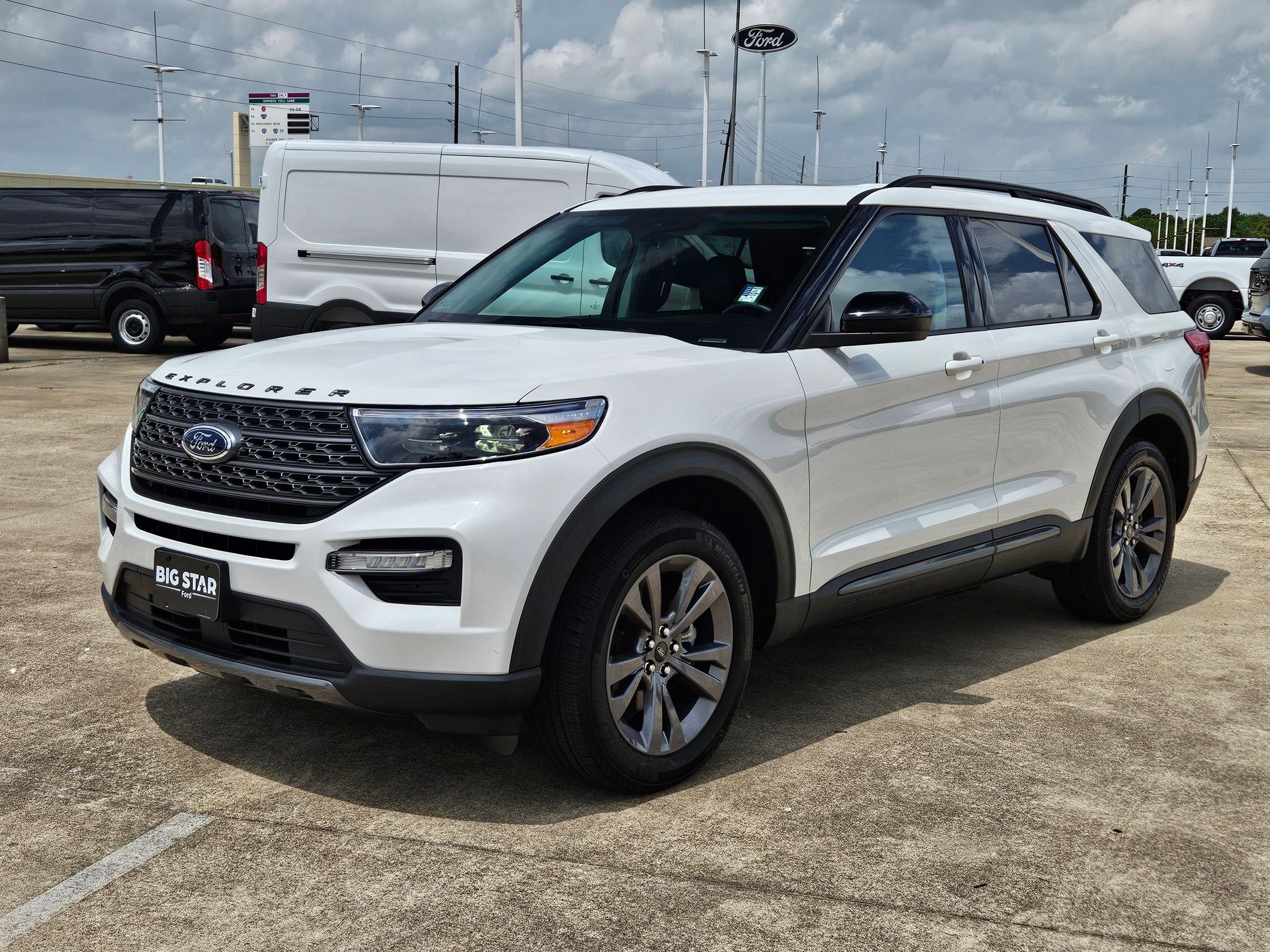 Used 2022 Ford Explorer XLT w/ Equipment Group 202A image 8