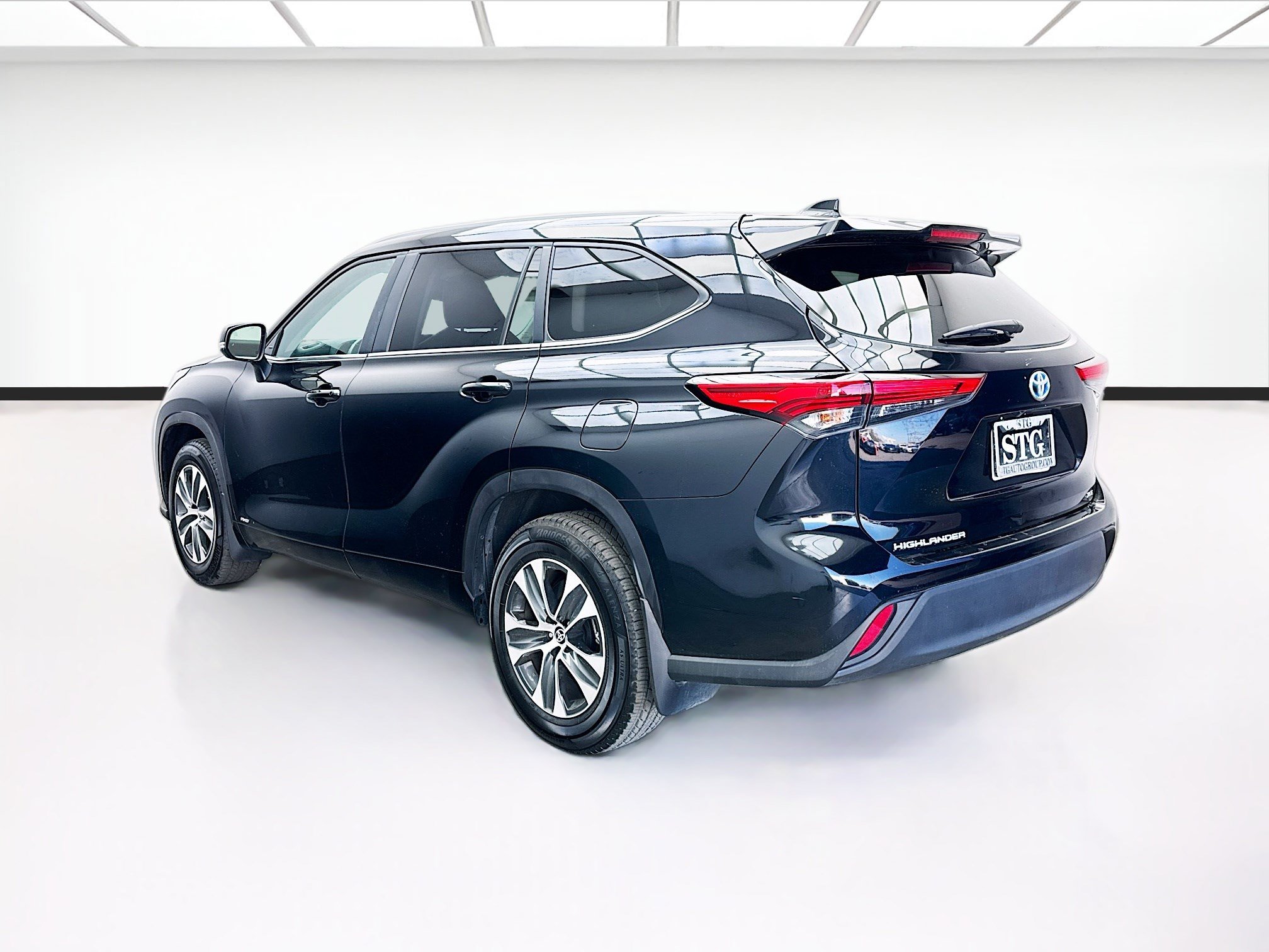 Used 2023 Toyota Highlander XLE AWD/4WD image 6