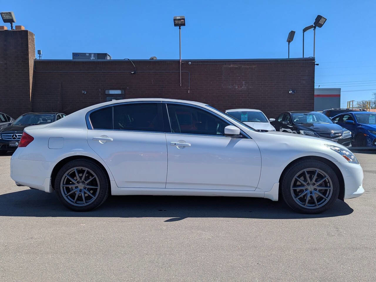 Used 2015 INFINITI Q40 AWD w/ Moonroof Package image 3