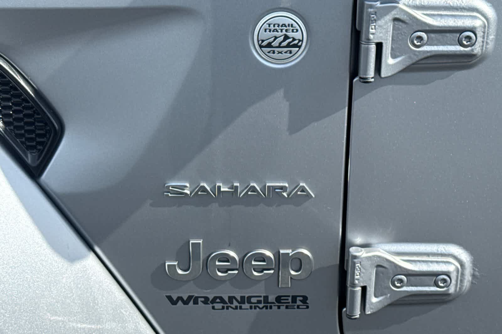 Used 2018 Jeep Wrangler Unlimited Sahara AWD/4WD image 12