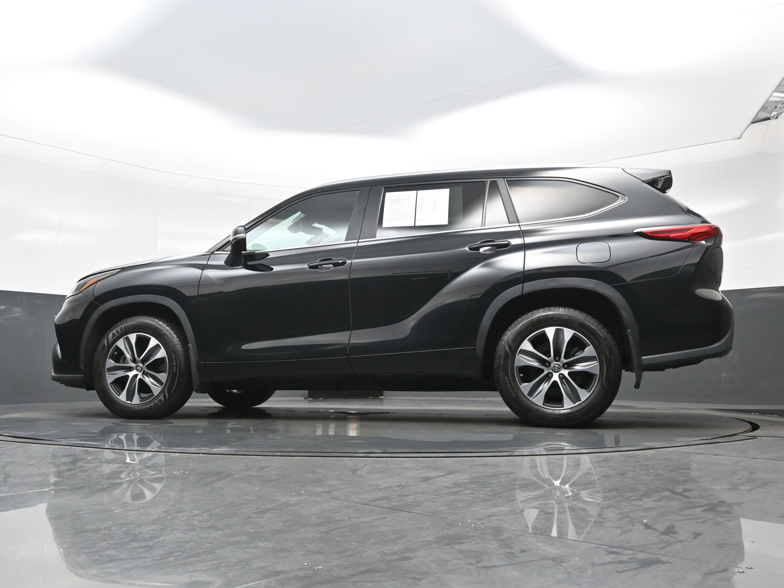 Used 2023 Toyota Highlander XLE AWD/4WD image 30