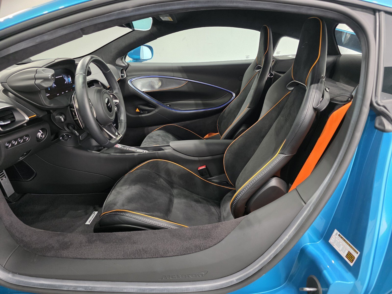 Used 2023 McLaren Artura RWD image 6