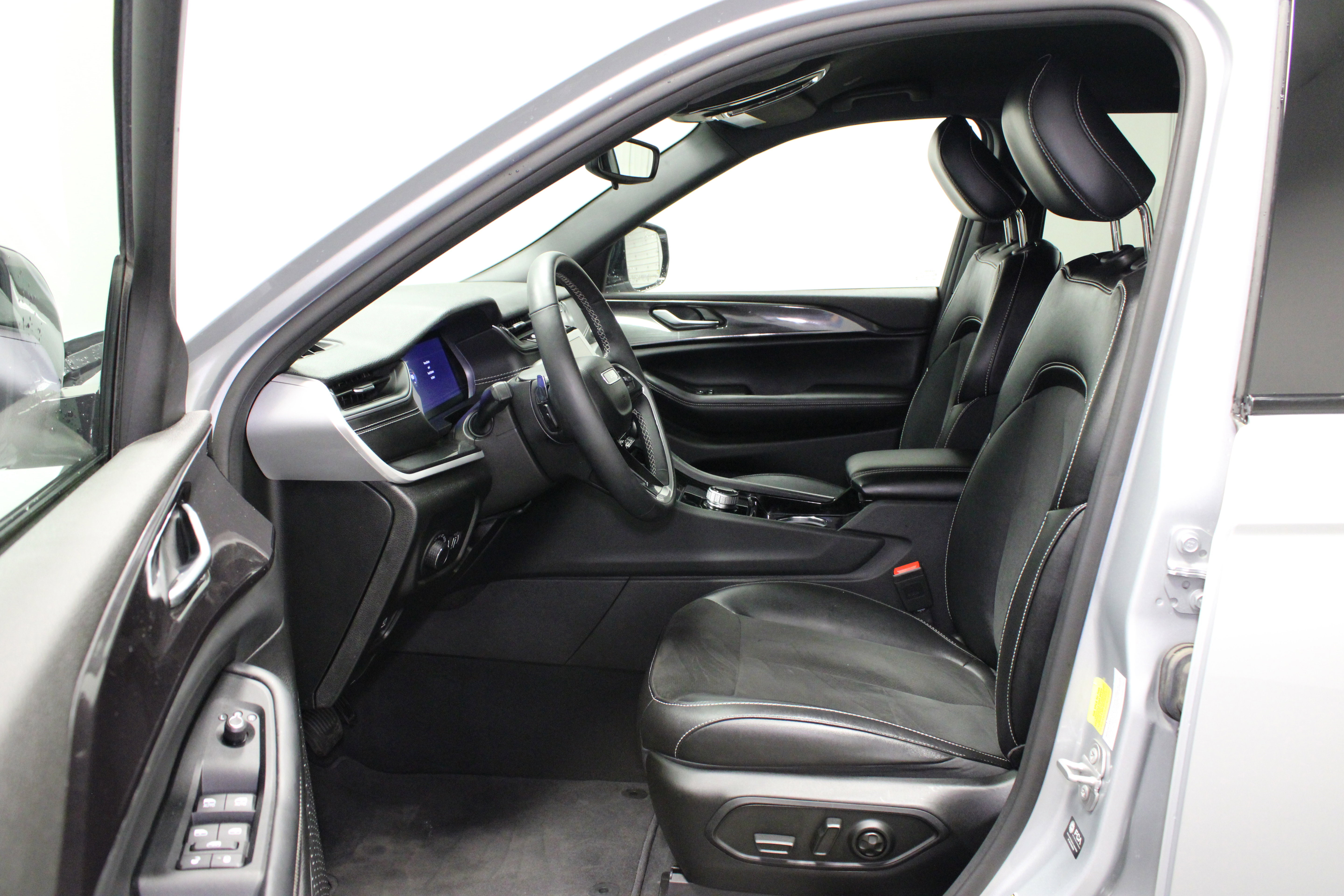 Used 2023 Jeep Grand Cherokee Altitude AWD/4WD image 17