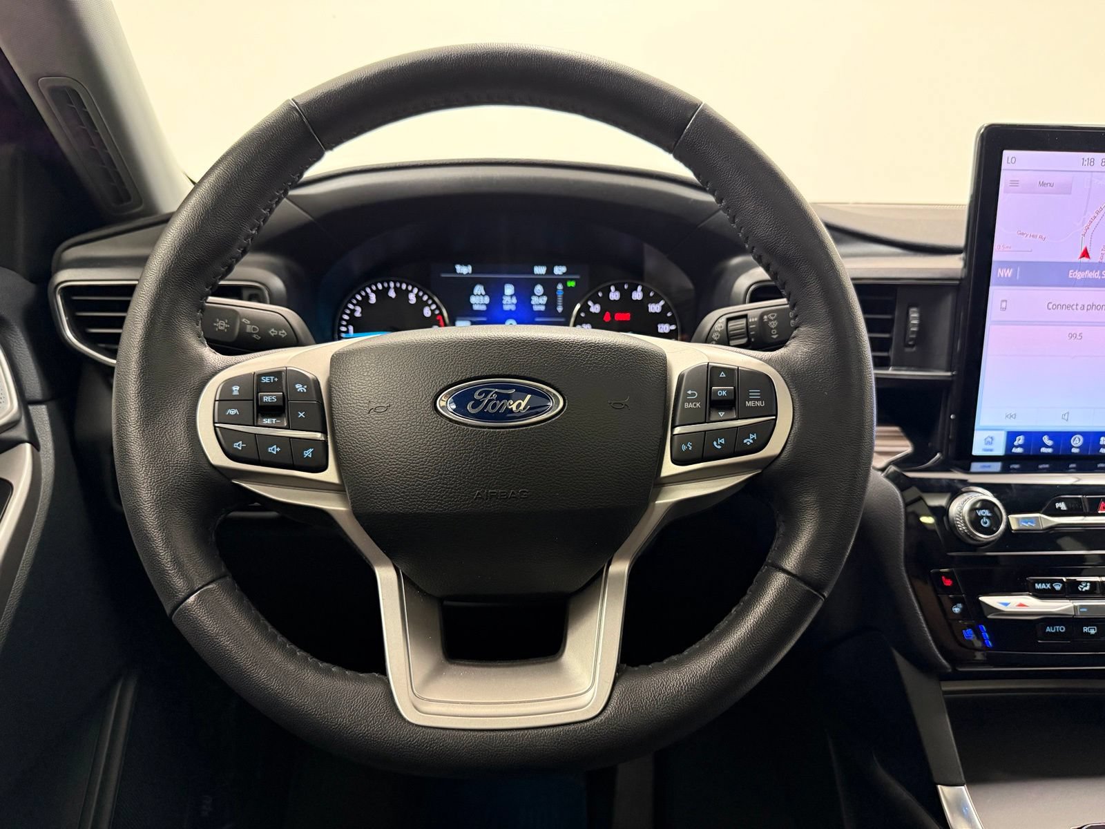 Used 2024 Ford Explorer Limited w/ Limited Technology Package RWD image 23