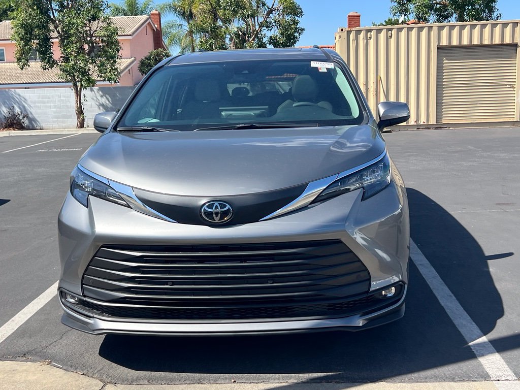 Used 2026 Toyota Sienna XLE FWD image 4