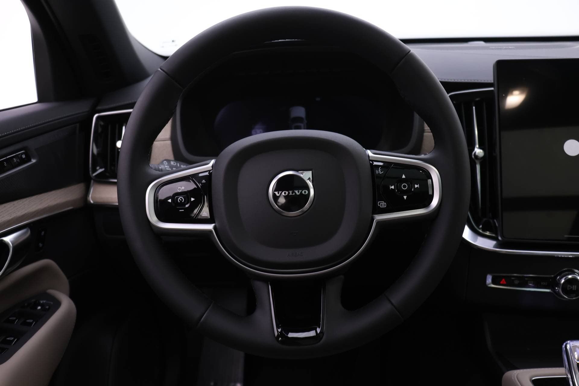 New 2026 Volvo XC90 B6 Ultra w/ Protection Package image 14