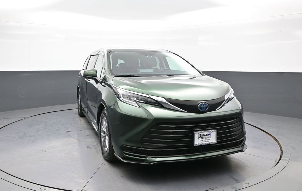 Certified 2021 Toyota Sienna LE image 3