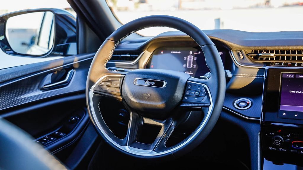 New 2025 Jeep Grand Cherokee Altitude image 16