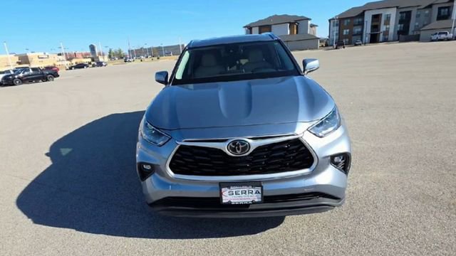 Used 2021 Toyota Highlander XLE image 4