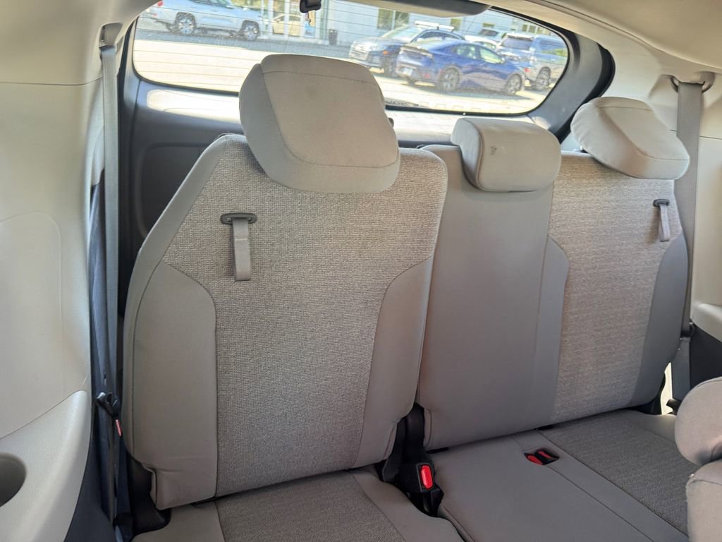 Used 2024 Toyota Sienna LE FWD image 19