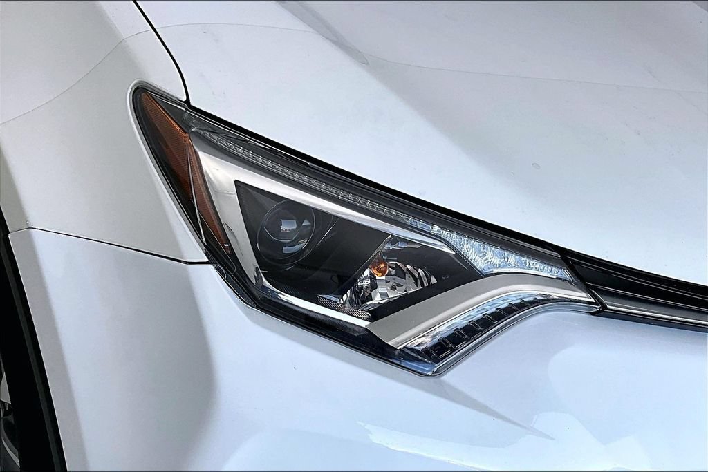 Used 2017 Toyota RAV4 XLE AWD/4WD image 39