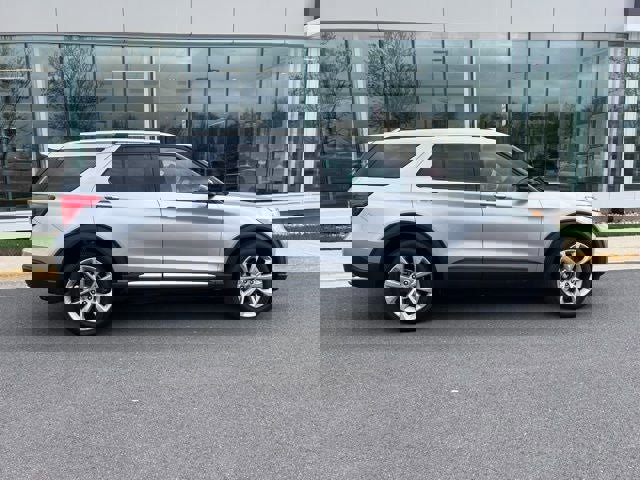 Certified 2024 Ford Explorer Platinum w/ Technology Package image 9