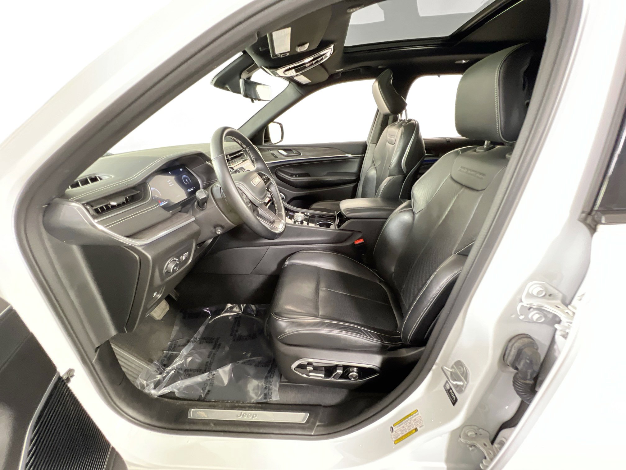 Used 2022 Jeep Grand Cherokee Overland w/ Luxury Tech Group IV image 20