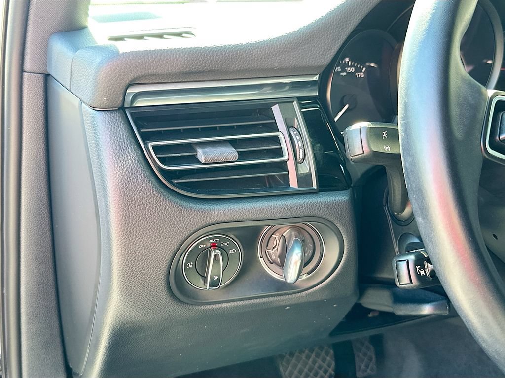 Certified 2023 Porsche Macan AWD/4WD image 11