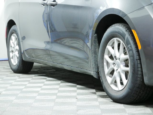 Used 2022 Chrysler Voyager LX FWD image 8