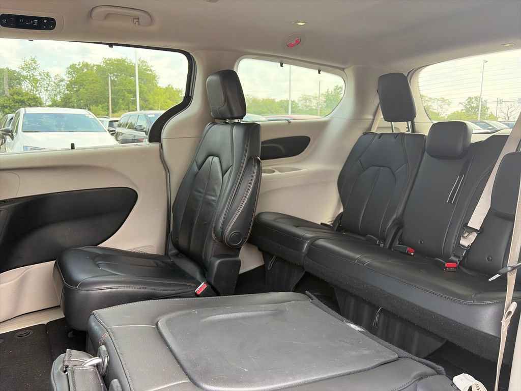 Used 2017 Chrysler Pacifica Touring-L w/ Tire & Wheel Group FWD image 32
