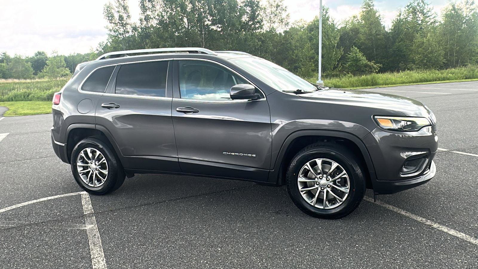 Used 2019 Jeep Cherokee Latitude Plus w/ Comfort/Convenience Group image 3