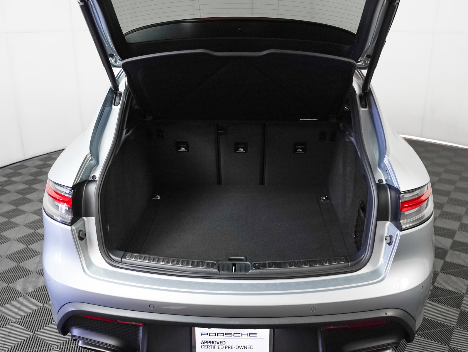 Certified 2025 Porsche Macan image 28