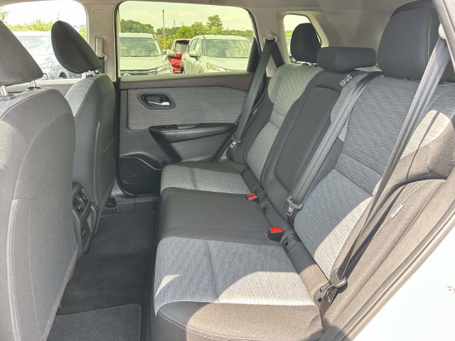 Used 2023 Nissan Rogue SV AWD/4WD image 17