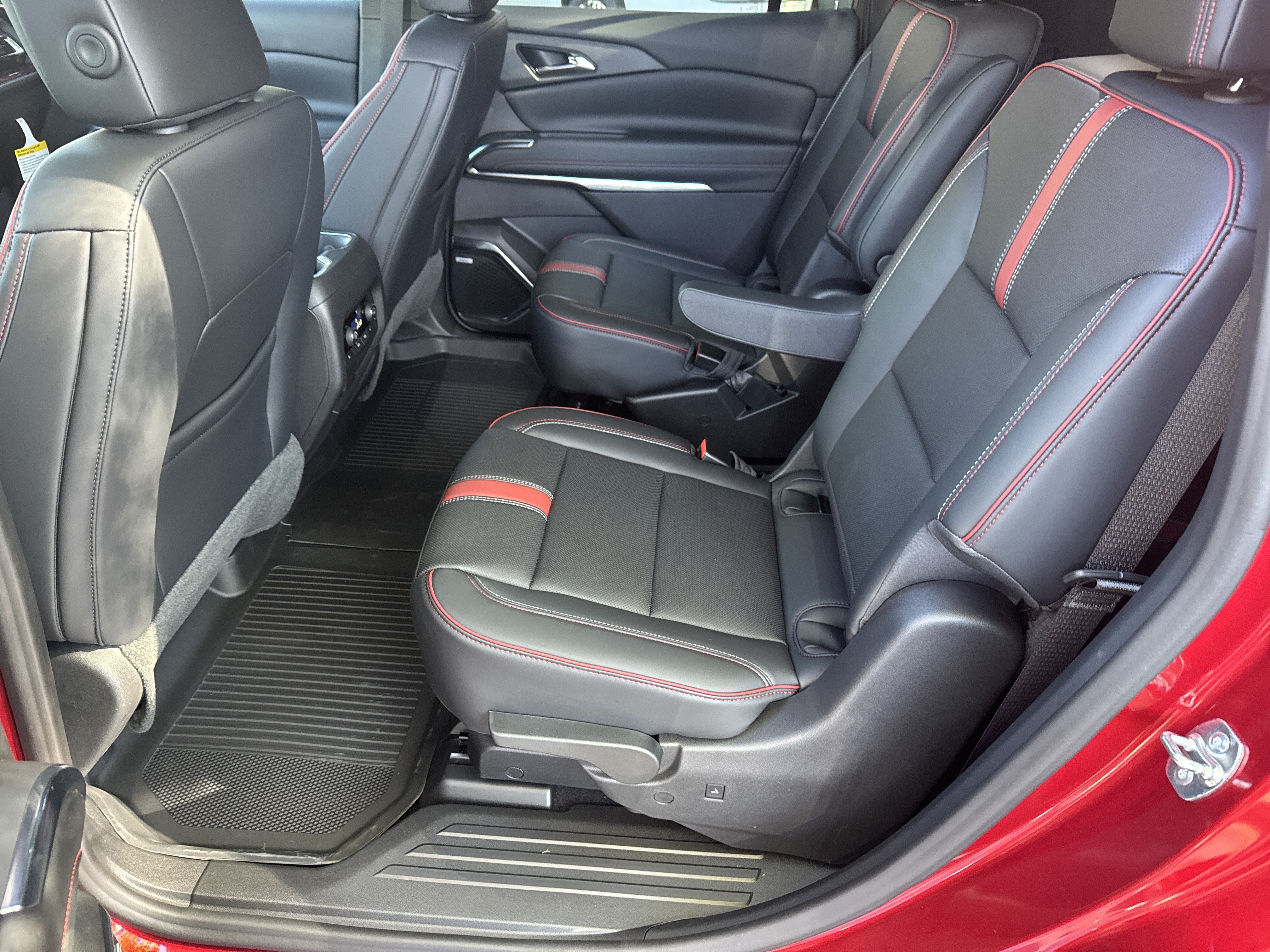 New 2027 Chevrolet Traverse RS w/ LPO, Floor Liner Package FWD image 22
