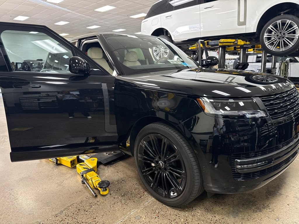Used 2025 Land Rover Range Rover SE AWD/4WD image 3