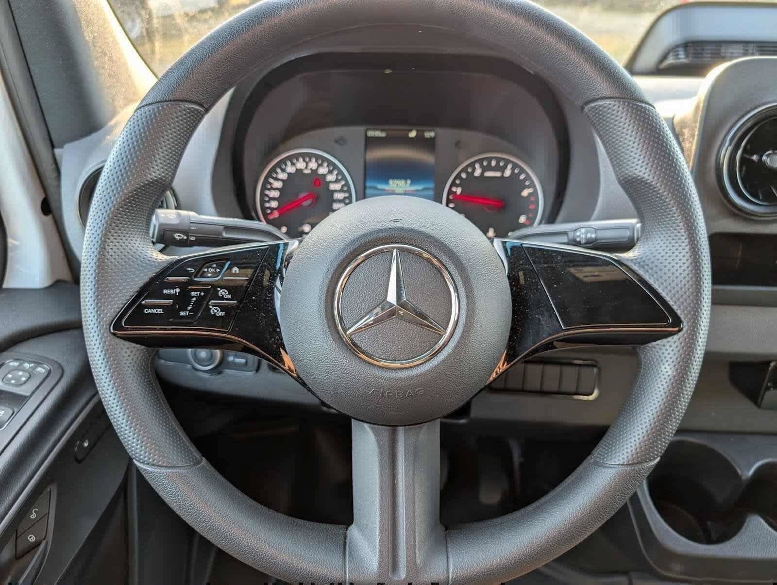 Used 2025 Mercedes-Benz Sprinter 2500 image 32