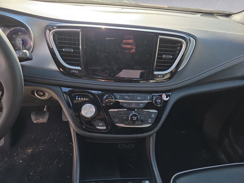 Used 2025 Chrysler Pacifica Limited image 11
