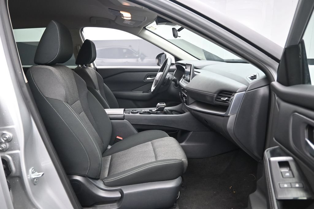 Used 2025 Nissan Rogue SV AWD/4WD image 26